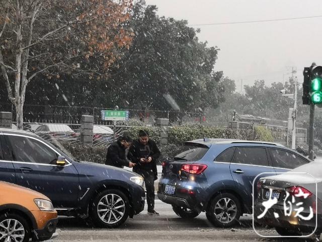 合肥雪天路滑,道路上有车辆追尾