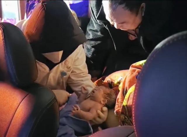 湖南大雪警车里诞下一雪警女婴 警车里温情如斯，母女平安