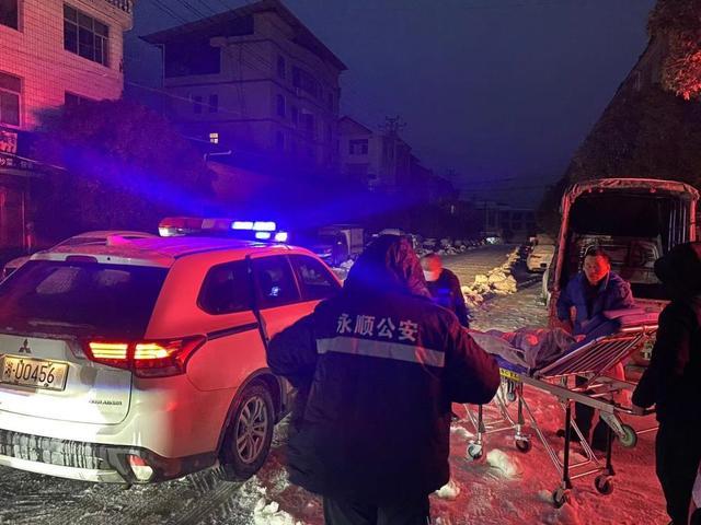 湖南大雪警车里诞下一雪警女婴 警车里温情如斯，母女平安