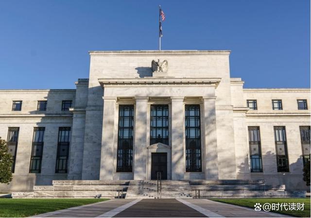 美联储官员“集体放鹰”：还不急于降息 美国银行业面临又一场风暴?