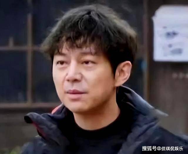 何炅的年龄和健康关注49岁的何炅近视严重,早已老花,身体机能也在