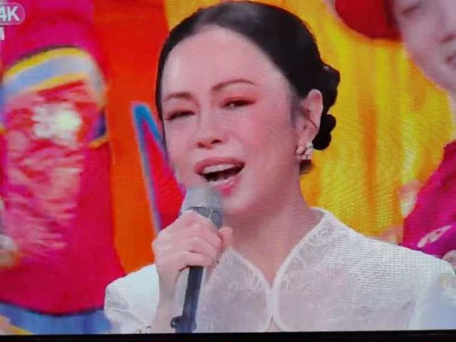 难忘今宵有了新版本，中间有些部分被改成了Rap演绎！次有了重庆妹的声音