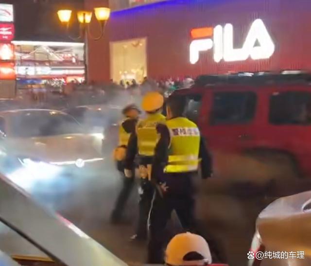 越野车闹市撞车 司机被群众揍哭求饶 警察及时阻拦