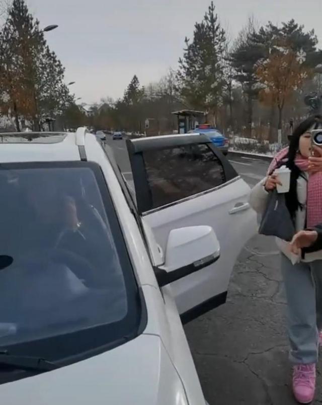 游客打网约车 出租车拦停不让走 这究竟是怎么回事？