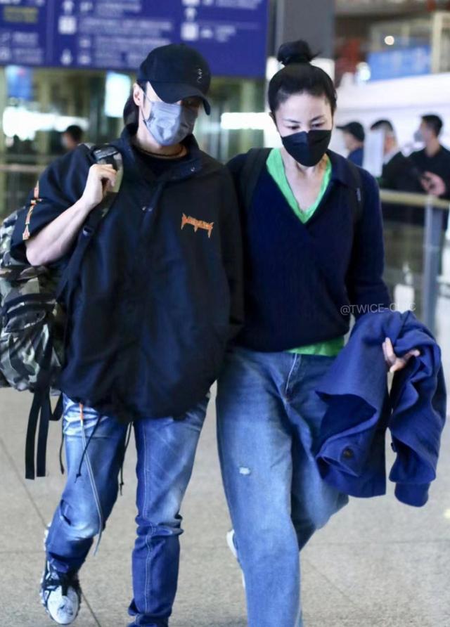 王菲谢霆锋一起回国两人包裹严实仍被认出同框对视太甜蜜