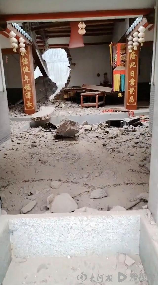广东惠州山体爆破巨石滚落砸毁祠堂 墙被砸出大洞