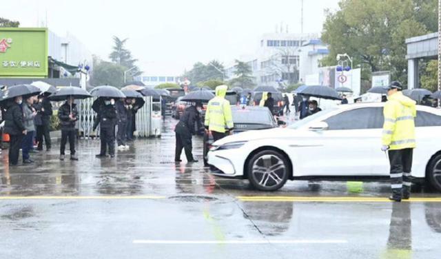 宗庆后追思会今日举行，民众冒雨排队送行