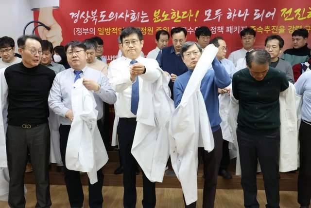 超万人辞职 韩国医生罢工愈演愈烈 总统却强硬表态