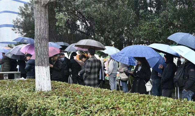 宗庆后追思会今日举行，民众冒雨排队送行