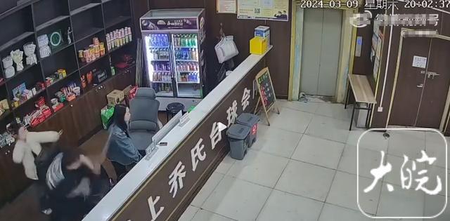 男子持台球杆殴打2名女店员被抓 嫌疑人被依法刑拘