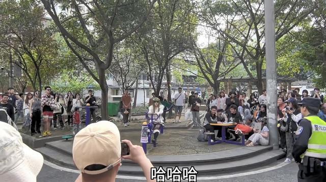实探因MV走红的成都玉林七巷 年轻人们聚拢在此高喊：我要diss你