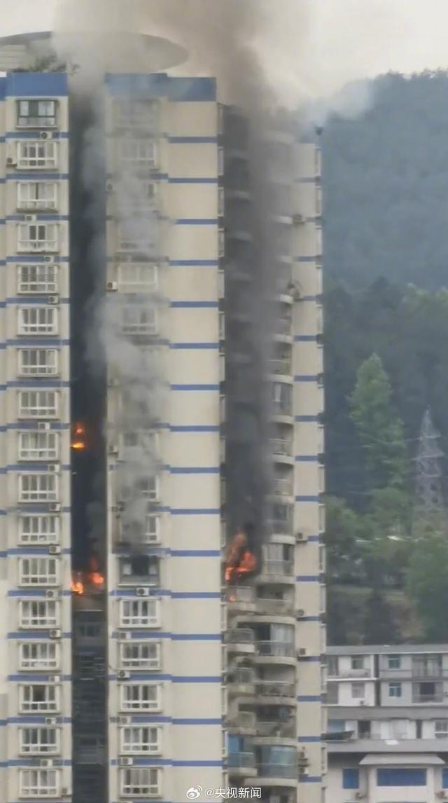 现场：重庆一高层居民楼起火 伤亡不明