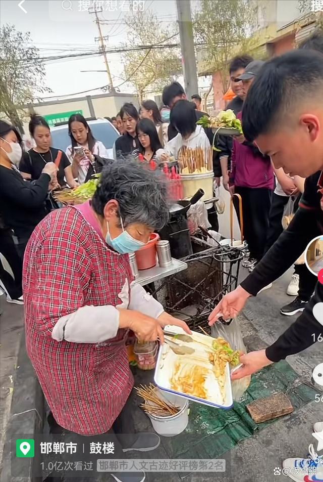 炸串奶奶摊前排起长队 全网爆红引万人空巷