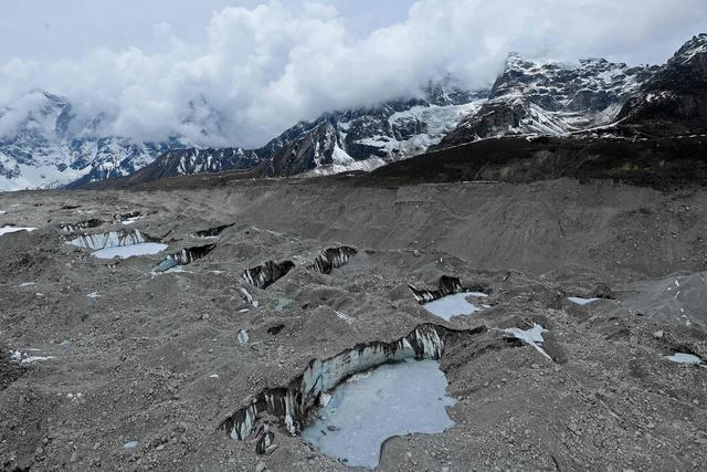 26岁复旦研究生珠峰地区登山身亡，生前保险公司拒绝救援：保障区域不含尼泊尔