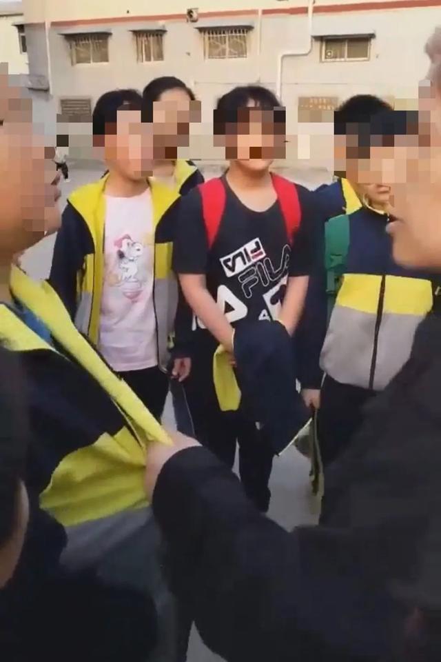 9岁男孩校门口被同学家长殴打住院 施暴夫妇已被拘留