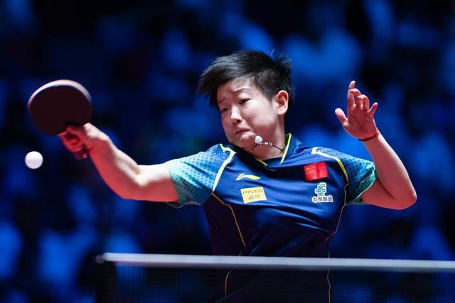 乒乓球澳门世界杯：孙颖莎胜陈思羽，横扫晋级