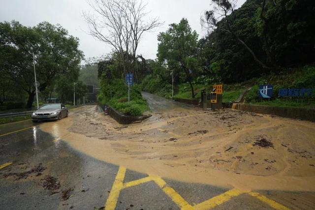 广东飞来峡水利枢纽溢流坝正在泄洪 暴雨席卷深圳，预警升级