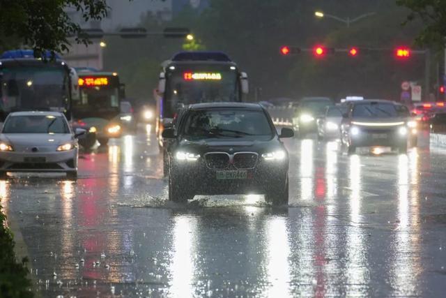 广东飞来峡水利枢纽溢流坝正在泄洪 暴雨席卷深圳，预警升级