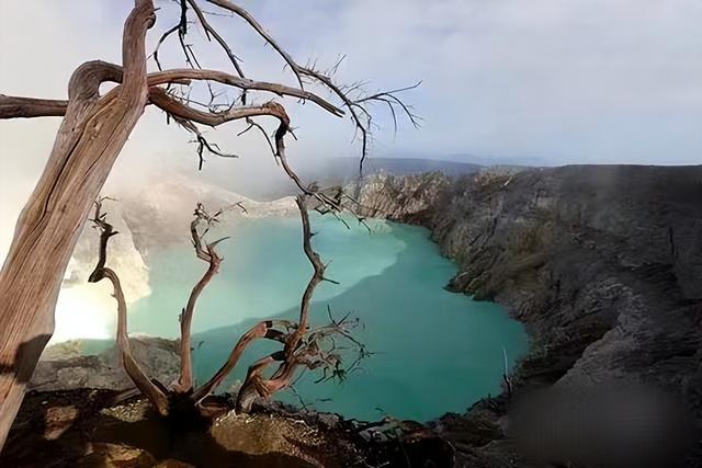 网传中国女游客在印尼火山景点遇难 硫酸湖坠亡悲剧现场