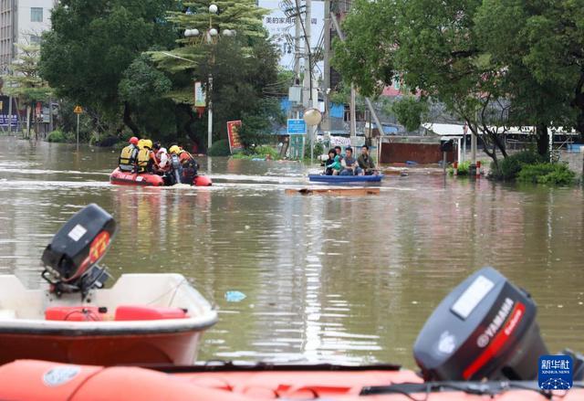 直击粤北洪水过境 商户紧急撤离，逾3万民众妥善安置