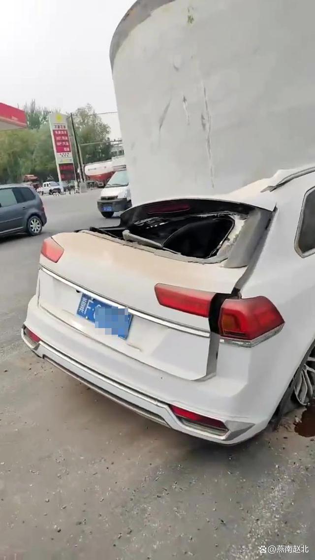 货车水泥管掉落砸中轿车致1死1伤 惊魂瞬间曝光！