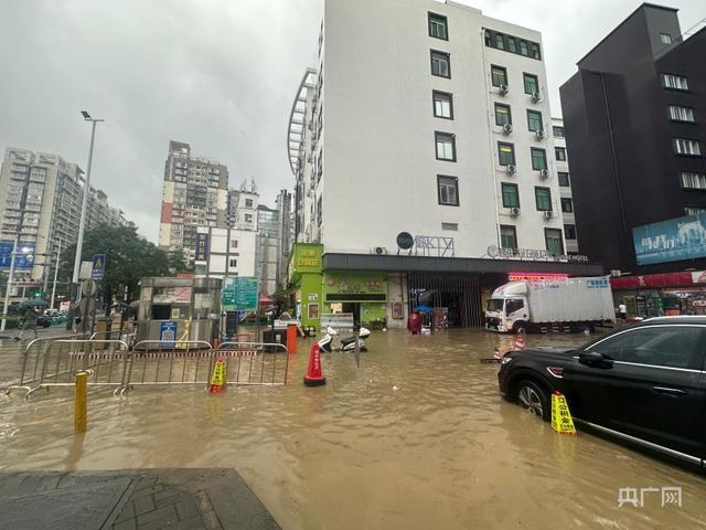 深圳暴雨街道被淹