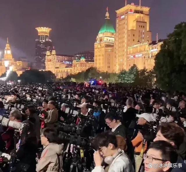 上海外滩聚满摄影师记录环金穿月 全民共赏月升浦江