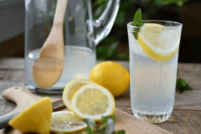 每天1杯柠檬水身体会有何变化 柠檬水中含有大量的维生素C