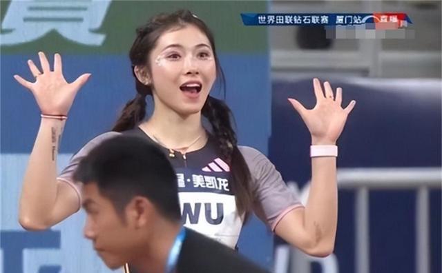网友挺吴艳妮：站在世界赛上已是赢，独特风采引热议