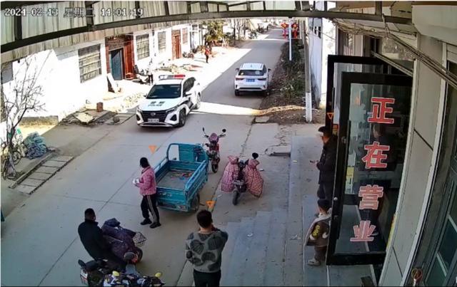 媒体评警车大喇叭喊话村民涉嫌嫖娼 法治精神何在？
