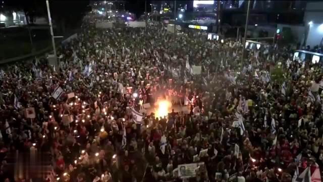 大批以色列抗议者举行示威游行 要求释放被扣人员
