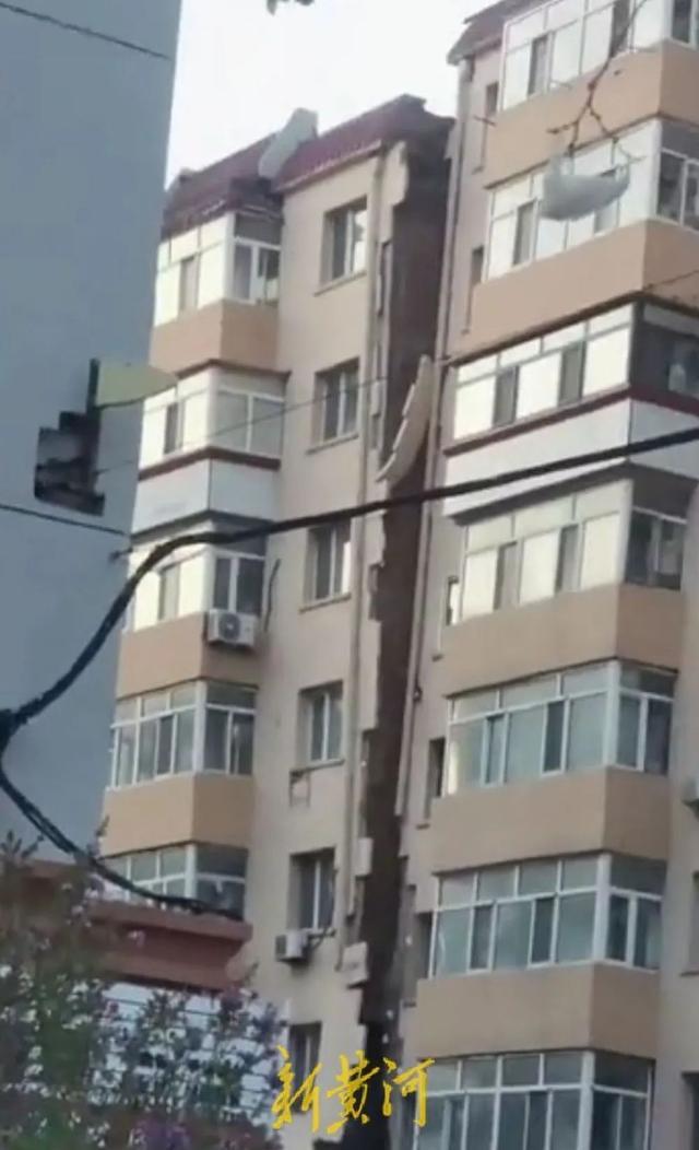 哈尔滨整体开裂楼房航拍画面曝光 拆除作业加速进行