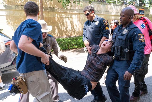 美国大学反战抗议蔓延，美国警察暴力执法！