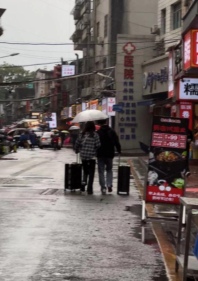 第一批游客已冒雨抵达长沙 雨中探寻星城魅力