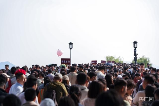 杭州西湖开启“人从众”模式 假期首日盛况空前