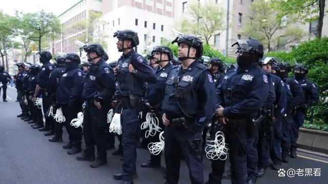 数百名纽约警察冲进哥伦比亚大学校园，强行突入汉密尔顿大厅！