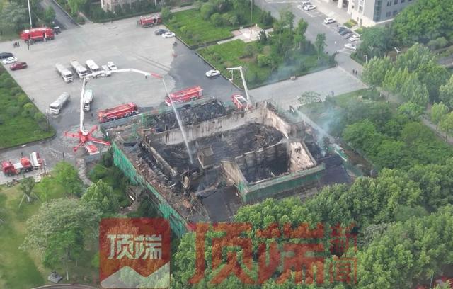 河南大学大礼堂着火后房顶基本坍塌 百年文物惨遭损毁