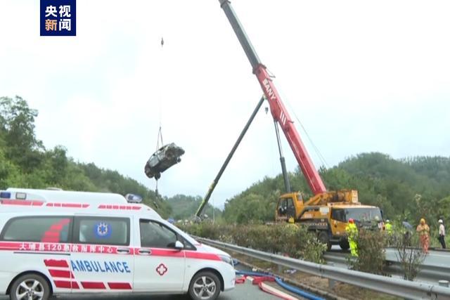 梅大高速男子下跪拦车获救者也向他下跪 生死瞬间的善意传递