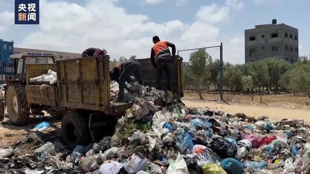 加沙地带垃圾堆积如山 环境卫生危机加剧