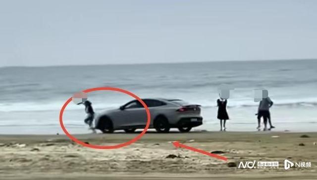 轿车在沙滩疯飙撞倒女游客 官方回应 开展沙滩环境整治