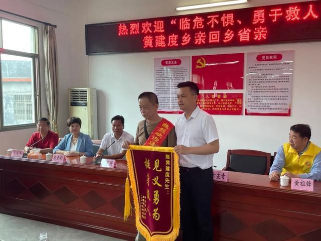 梅大高速塌方下跪拦车者获家乡表彰