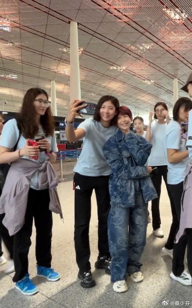 蔡少芬偶遇中国女排求合影 机场变身小迷妹，女排精神引共鸣