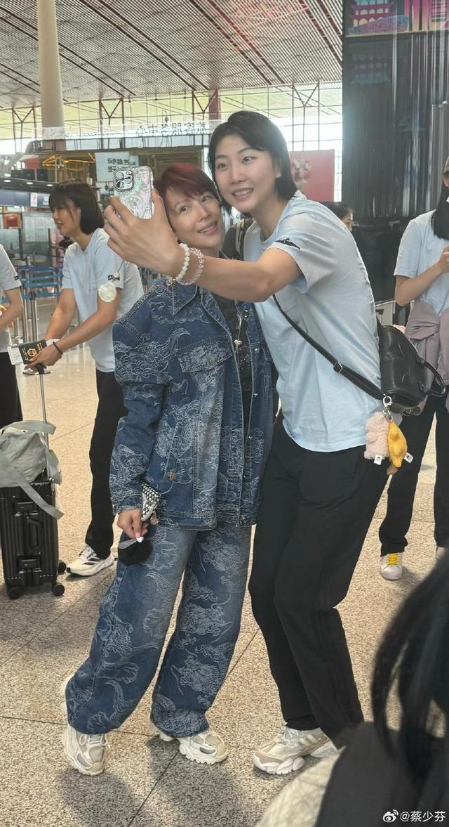 蔡少芬机场偶遇中国女排 明星秒变小迷妹，同框画面引热议