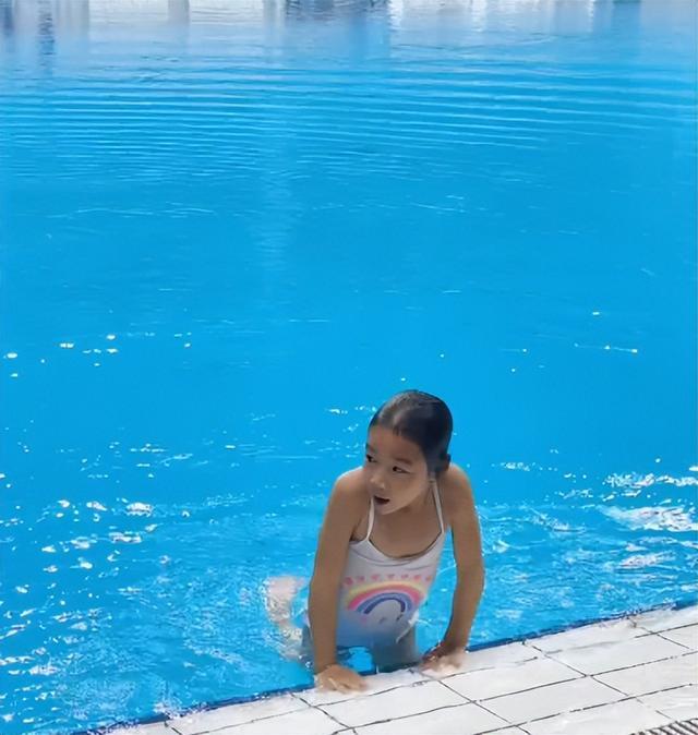 下一个全红婵? 中国33岁跳水女神带女儿练跳水:继承奥运冠军天赋