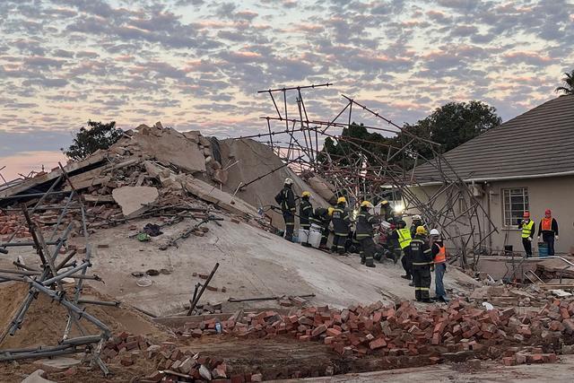 南非一在建楼房坍塌1人死亡40多人被困