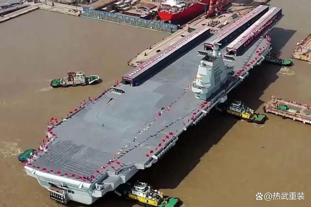 福建舰首次海试旁边的杭州舰亮了 贴身护航引关注
