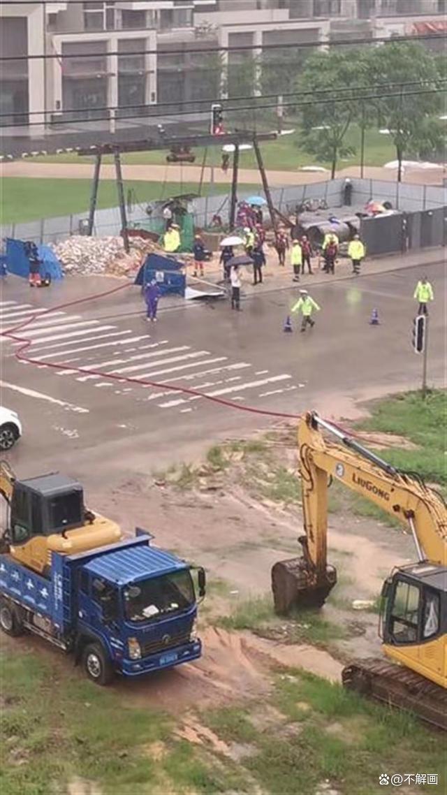 工人排查管网时失联 多部门正搜救 暴雨中紧急搜救持续