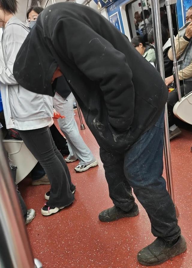 西安地铁现神秘黑衣男子，官方：只能密切关注