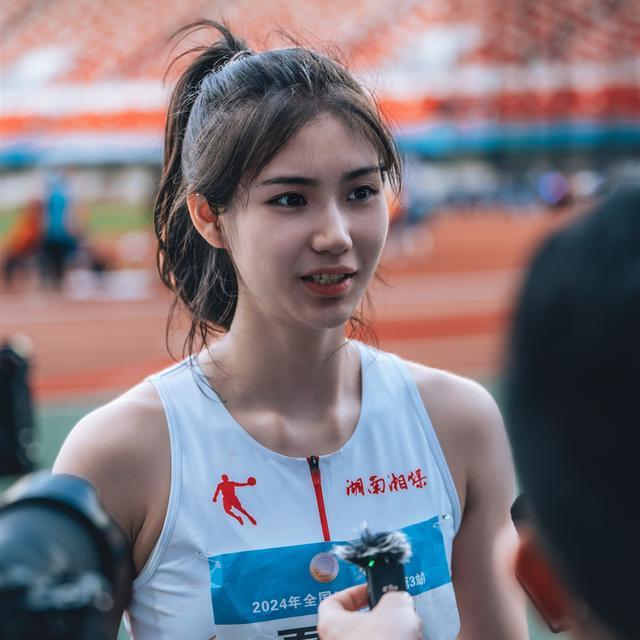 13秒41！夏思凝夺赛季100米栏首冠 跨栏女神闪亮登场