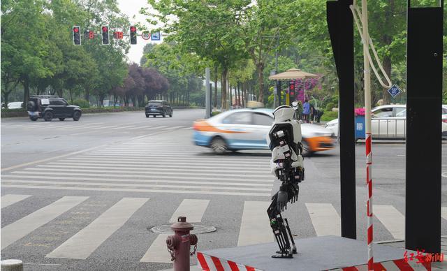 四川机器人当起了文明交通劝导员 方言特色引关注